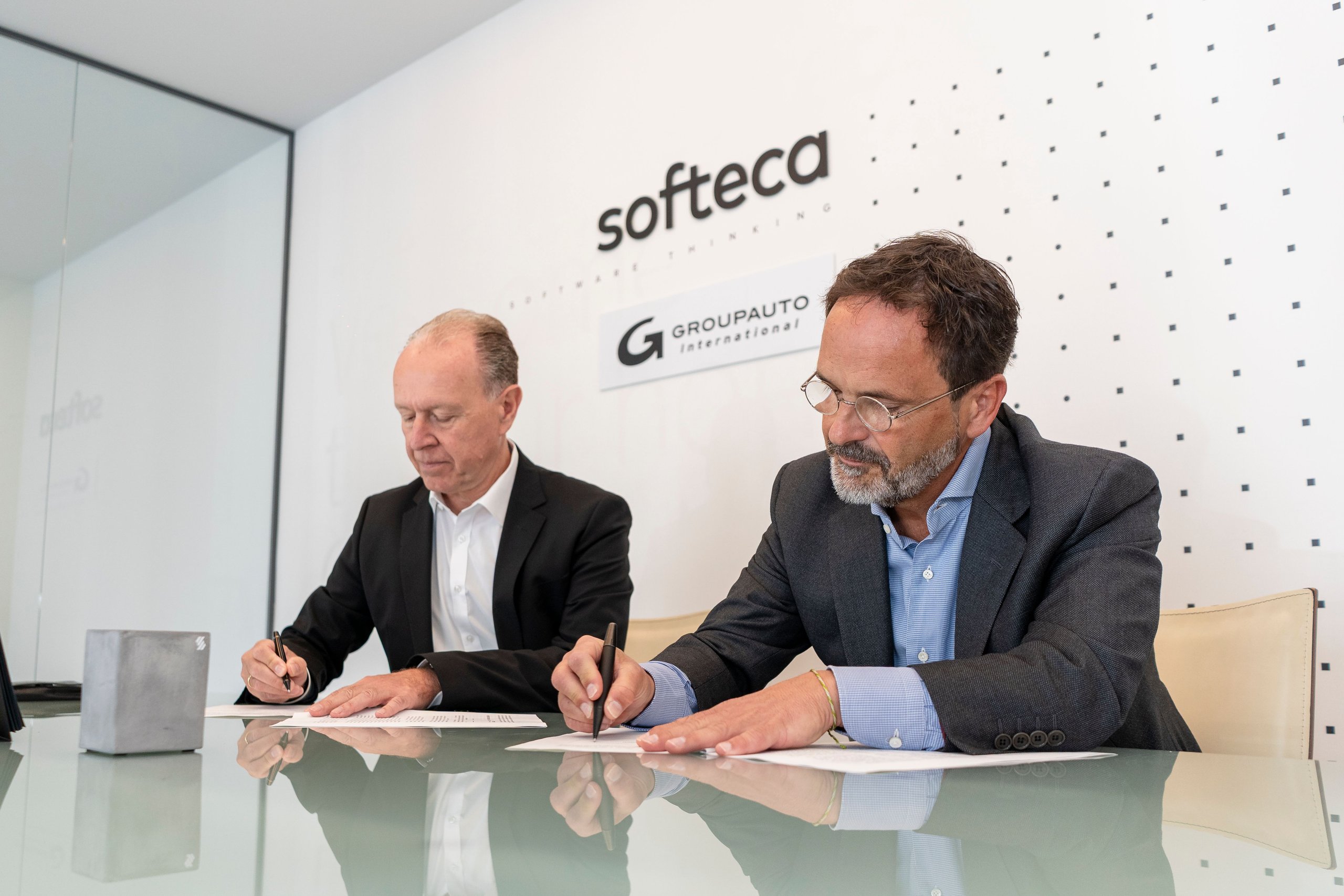 Photo_signing_parties_Guenter_Weber_and_Ignacio_15ebfca73b.jpg